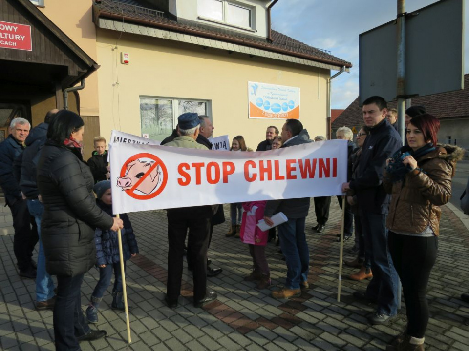 Mieszkańcy Chróściny protestują przeciwko chlewni [ foto: Bogusław Kalisz ]