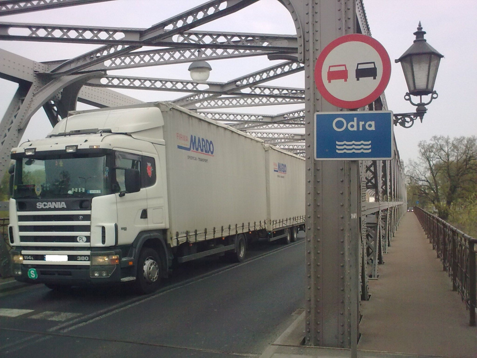 Tiry przetaczają się przez centrum Brzegu i jedyny most na Odrze [fot. Maciej Stępień]