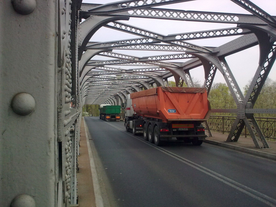 Tiry przetaczają się przez centrum Brzegu i jedyny most na Odrze [fot. Maciej Stępień]