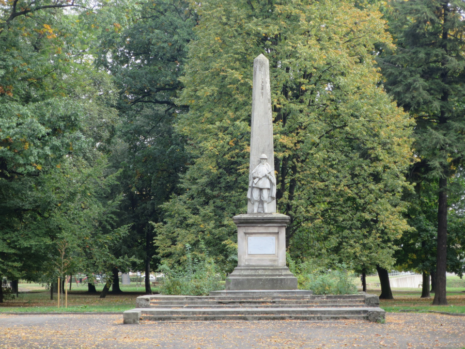 Pomnik Wdzięczności Armii Czerwonej w głubczyckim parku miejskim [zdj. Jan Poniatyszyn]