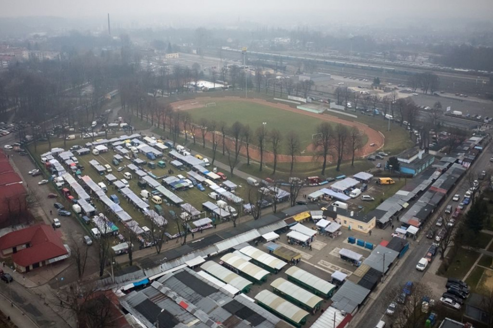 Targowisko miejskie i tzw. bułgarskie na stadionie. Zdjęcie z drona [fot. UM Nysa]