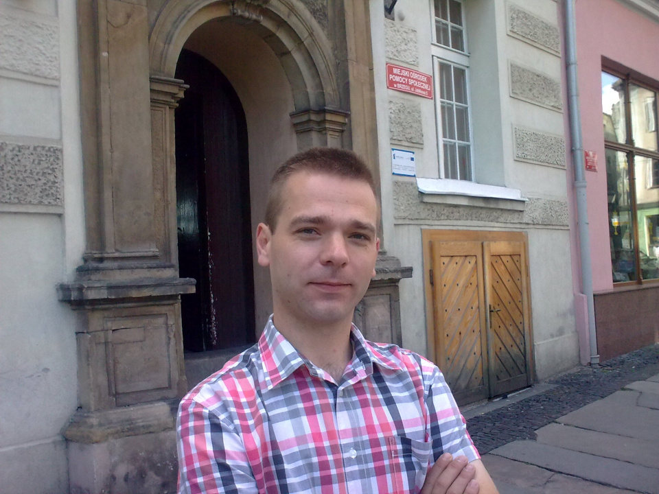 Sebastian Matuszewski przed obecną siedzibą brzeskiego MOPS - u [fot. Maciej Stępień]