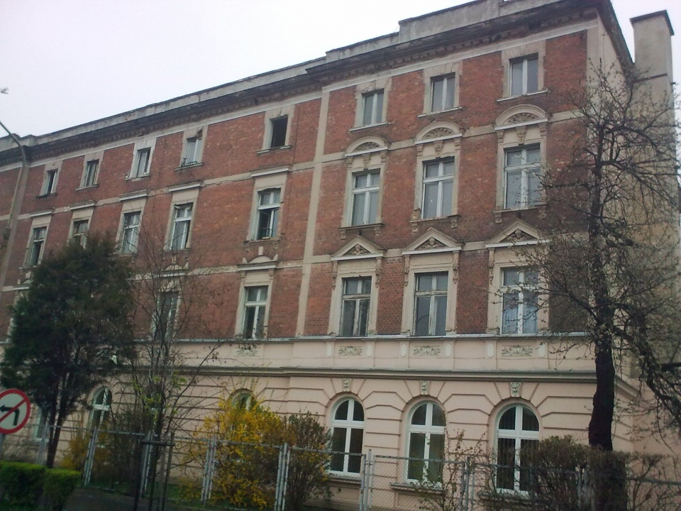 W budynku przy ulicy Wyszyńskiego w Brzegu może powstać kilkadziesiąt lokali socjalnych [fot. Maciej Stępień]