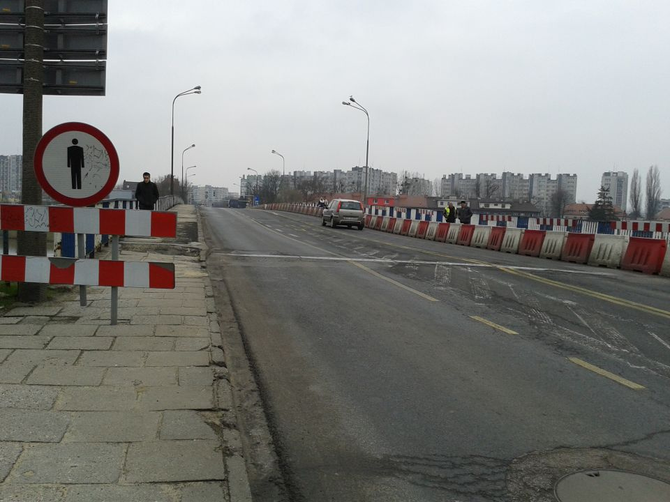Most na ul. Niemodlińskiej jest w złym stanie, wprowadzono ograniczenia w ruchu [fot. Aneta Skomorowska]