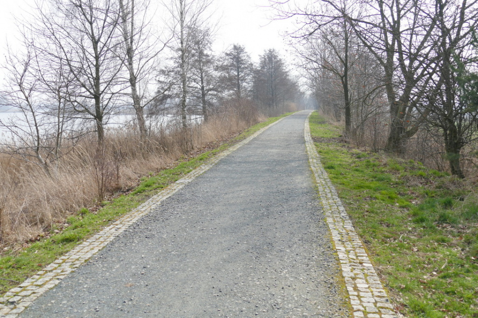 Fragment ścieżki pieszo-rowerowej wokół Dębowej [fot. Witold Wośtak]