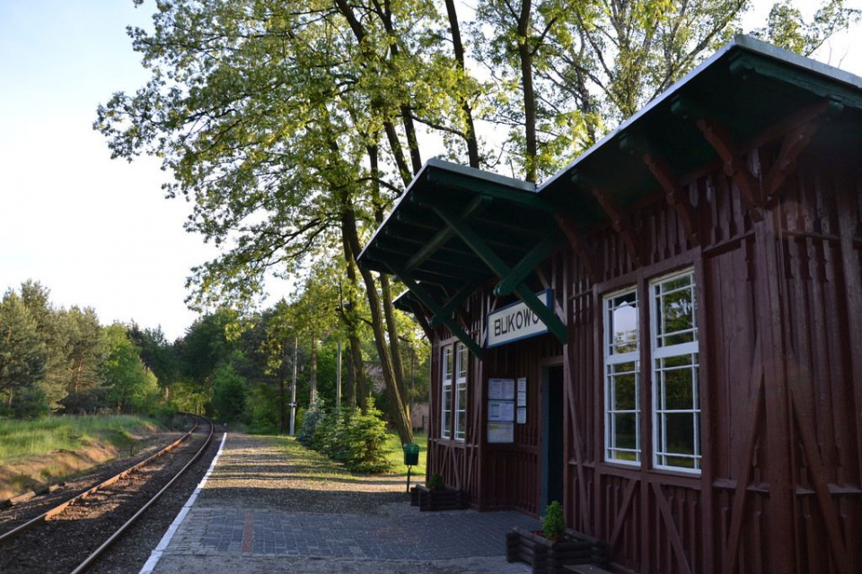 Zabytkowa stacyjka w miejscowości Bukowo [ foto: UG w Murowie ]