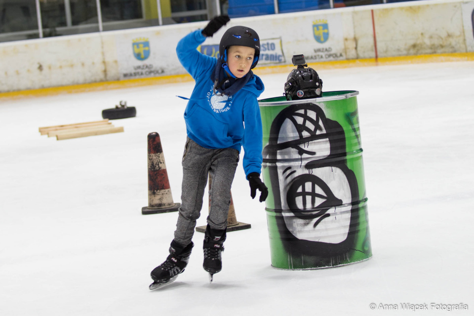 Zdolne dzieci wypatrzone na ogólnodostępnych ślizgawkach biorą udział w zawodach i treningach ice crossu [fot. Anna Wiącek]