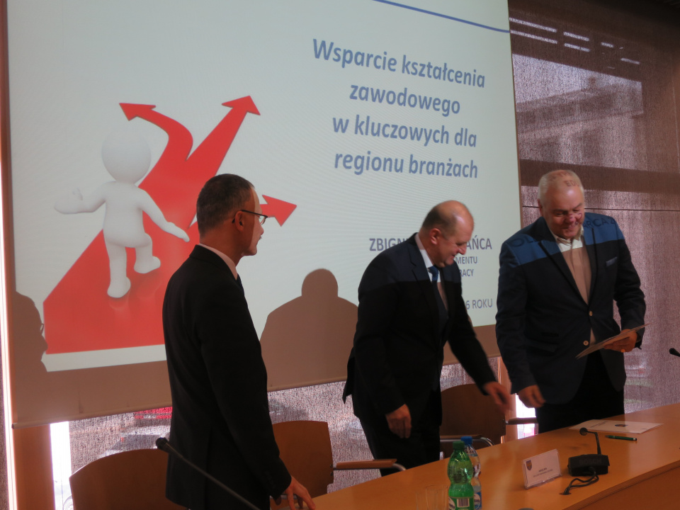 Podpisanie umowy z powiatem brzeskim który otrzymał około 1 mln 200 tysięcy złotych