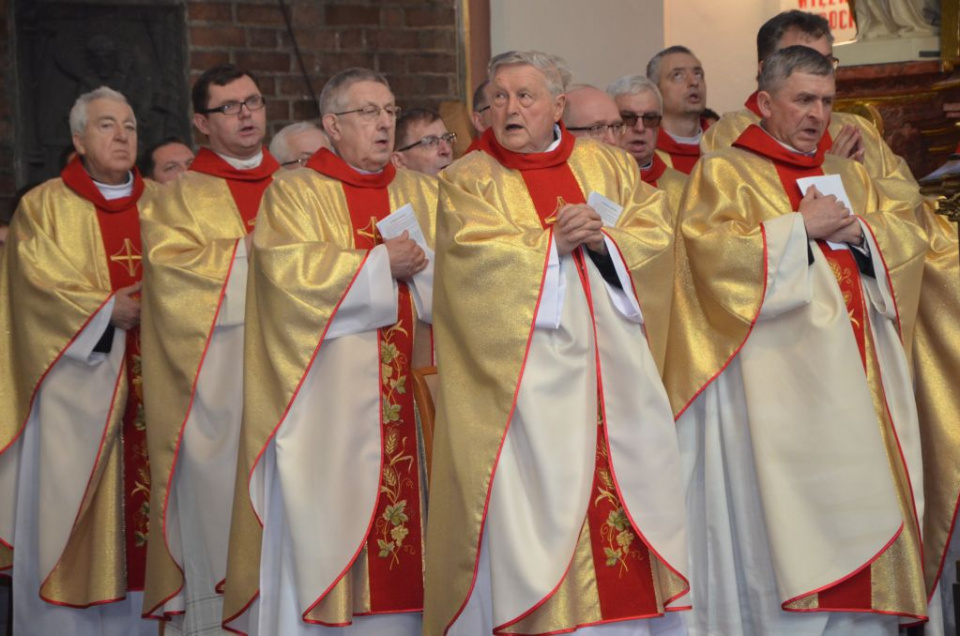 Ponad 300 księży w opolskiej katedrze uczestniczyło w Mszy Świętego Krzyżma [fot. Piotr Wrona]