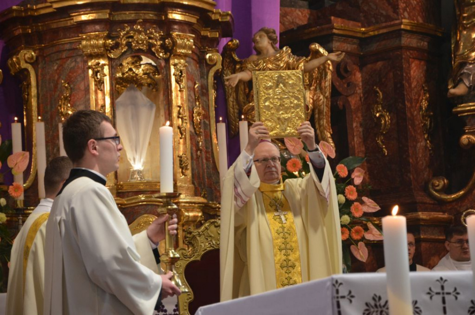 Ponad 300 księży w opolskiej katedrze uczestniczyło w Mszy Świętego Krzyżma [fot. Piotr Wrona]