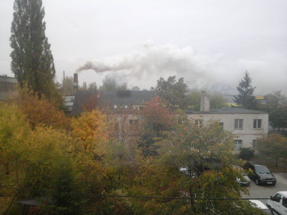Dymiący komin w Opolu [fot. Marzena Śmierciak]
