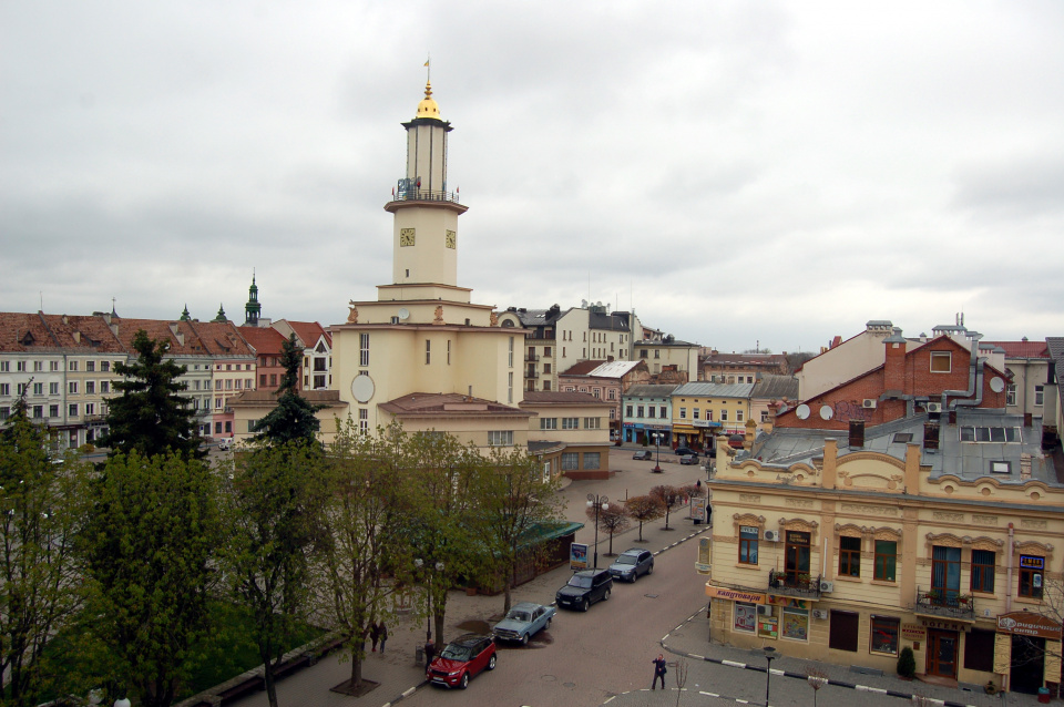 Centrum Iwano-Frankiwska (d.Stanisławowa) z przedwojennym ratuszem [zdj. Jan Poniatyszyn]