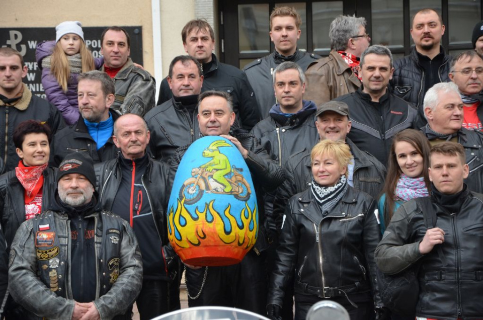 Opolscy motocykliści podzielili się jajeczkiem [fot. Piotr Wrona]
