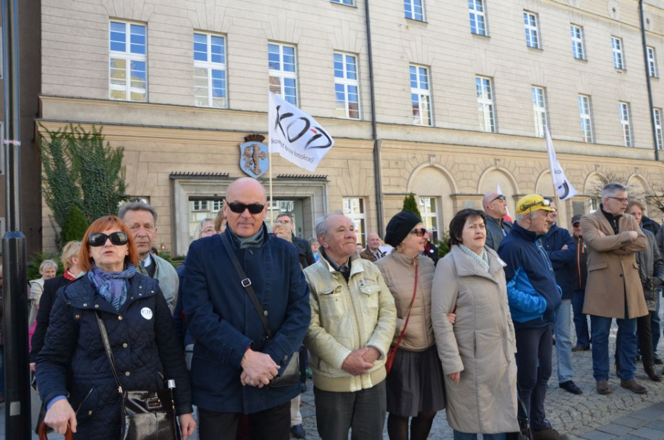 Komitet Obrony Demokracji manifestował swoje niezadowolenie w Opolu [fot. Piotr Wrona]