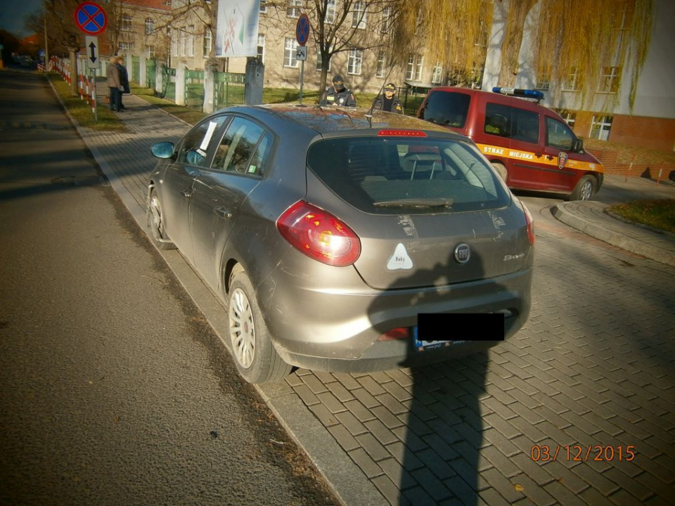 Nieprawidlowo zaparkowany przed szpitalem samochód Janusza Sanockiego [fot.straż miejska w Nysie]