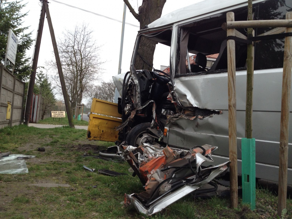 Wypadek busa w Brzegu. 10 osób zostało rannych [fot. Maciej Stępień]