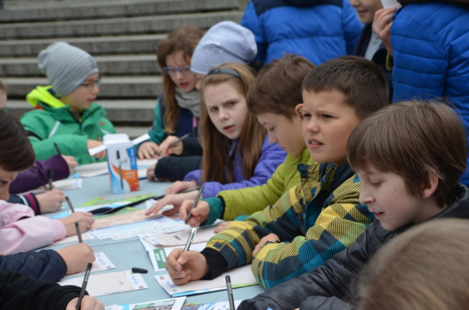 Ekolodzy zorganizowali dziś w Opolu happening "Listy dla Ziemi" [fot. Piotr Wrona]