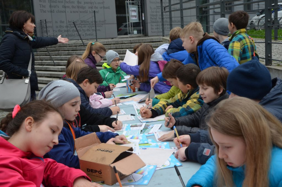 Ekolodzy zorganizowali dziś w Opolu happening "Listy dla Ziemi" [fot. Piotr Wrona]