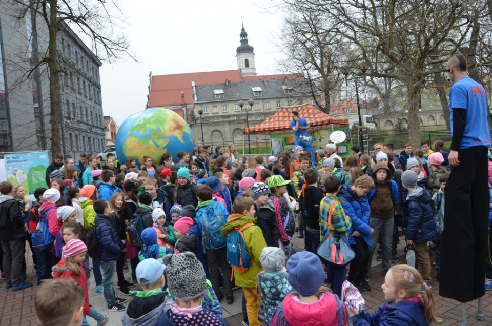 Ekolodzy zorganizowali dziś w Opolu happening "Listy dla Ziemi" [fot. Piotr Wrona]