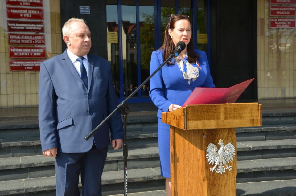 Przed Urzędem Wojewódzkim w Opolu rozpoczęto uroczystości Dnia Flagi [fot. Piotr Wrona]
