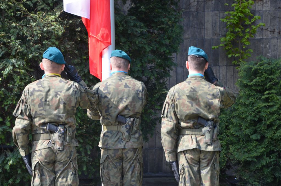 Przed Urzędem Wojewódzkim w Opolu rozpoczęto uroczystości Dnia Flagi [fot. Piotr Wrona]