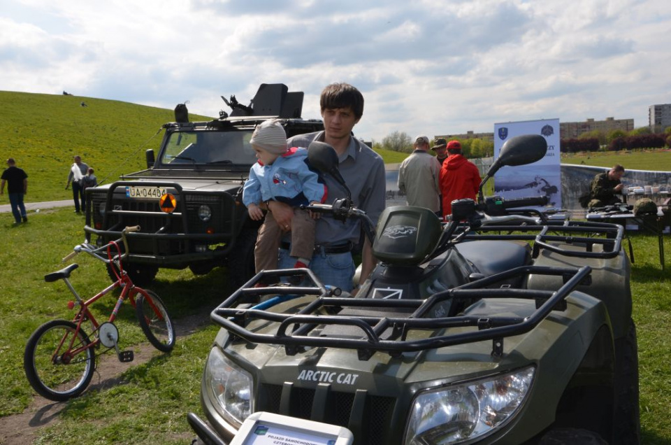 Tłumy na pikniku kawaleryjskim połączonym z pokazami wojskowymi [fot. Piotr Wrona]