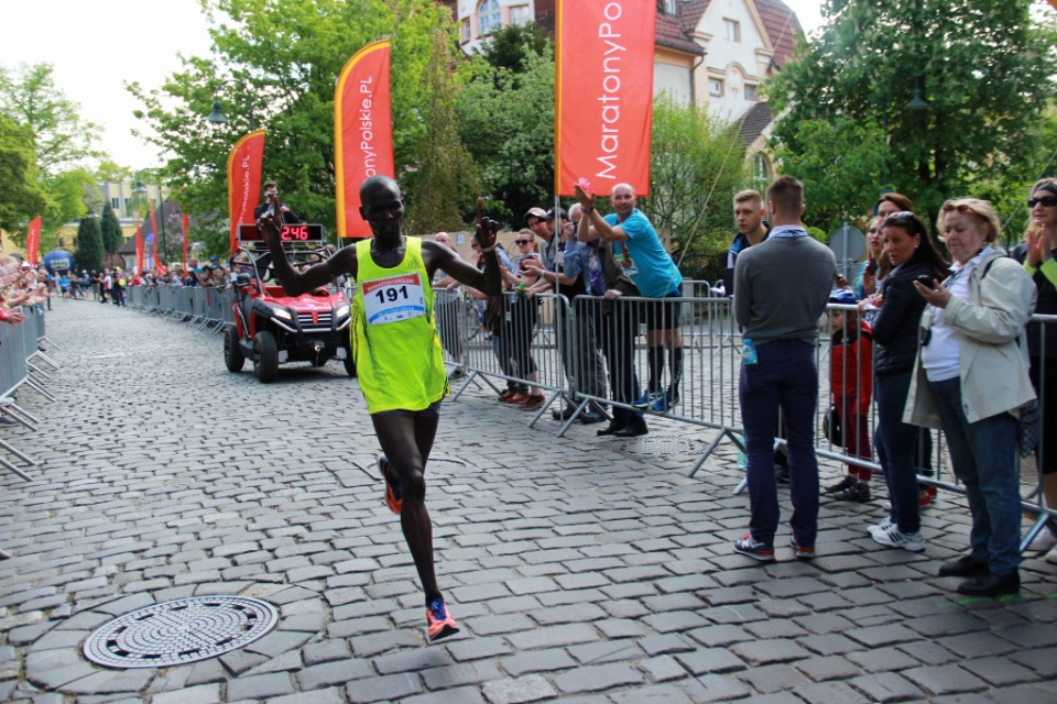 Kenijczyk Moses Kipruto Kibire na mecie Maratonu Opolskiego [fot. Daria Placek]