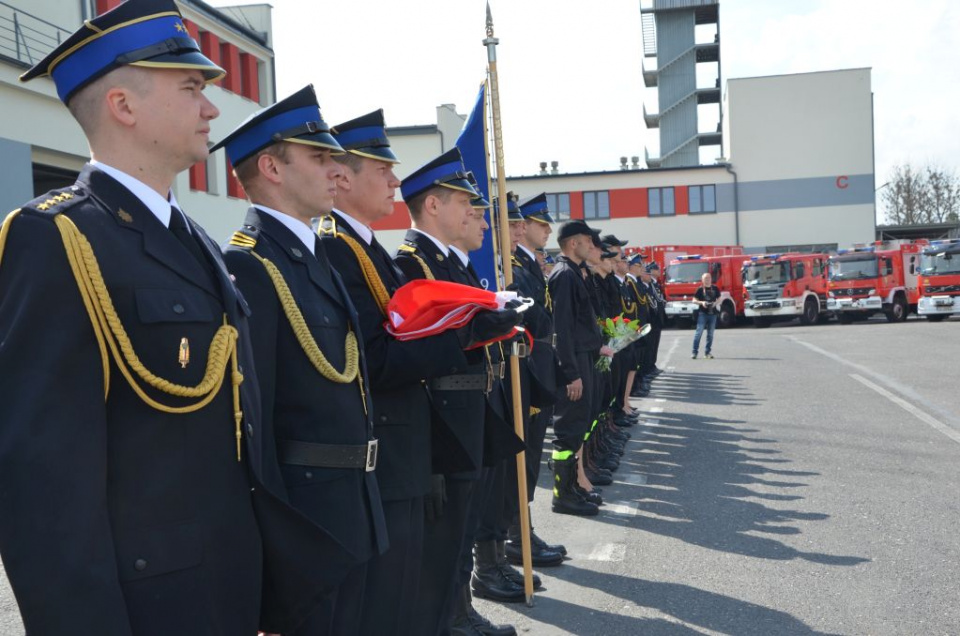 Strażacy zawodowi z Opola wraz ochotnikami spotkali się na uroczystym apelu [fot. Piotr Wrona]