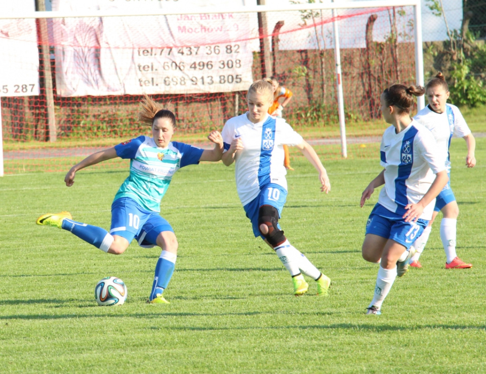 Piłka nożna. I liga kobiet. Rolnik B Głogówek - AZS UJ Kraków 0:0. Mecz w Głogówku 14.05.2016 [fot. Donat Przybylski]