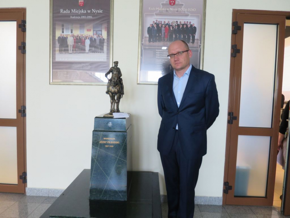 Piotr Wojtasik przy kopii pomnika Marszałka [fot.Dorota Kłonowska]