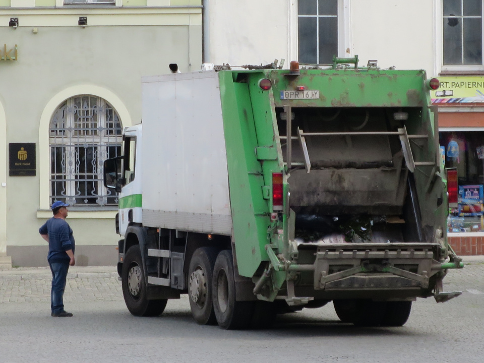 Odbiór odpadów komunalnych na rynku w Głogówku [zdj. Jan Poniatyszyn]