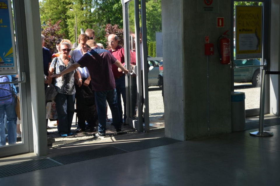 Kilkadziesiąt osób czekało na otwarcie kas Narodowego Centrum Polskiej Piosenki w Opolu [fot. Piotr Wrona]