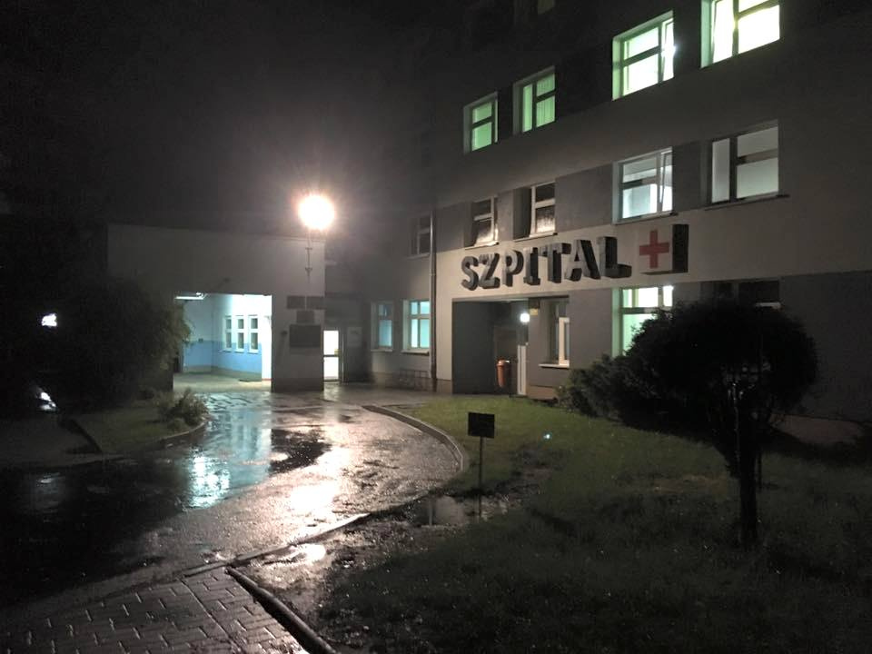 Zabezpieczanie szpitala powiatowego w Krapkowicach przed zalaniem [fot. starosta krapkowicki]