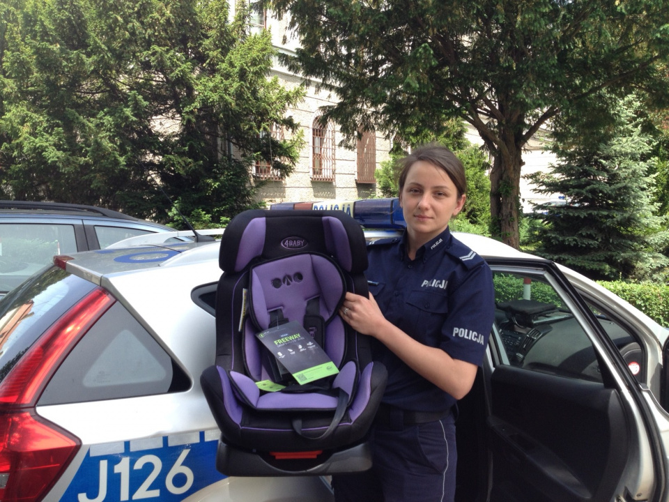 Brzeska policja otrzymała foteliki do przewożenia dzieci [fot. Maciej Stępień]