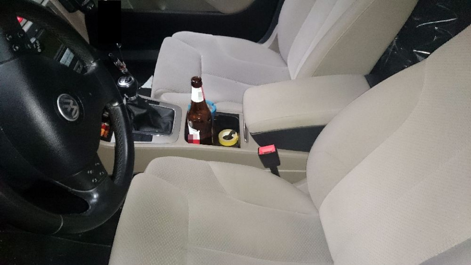 Zatrzymany kierowca passata popijał piwo w trakcie jazdy [fot. policja]