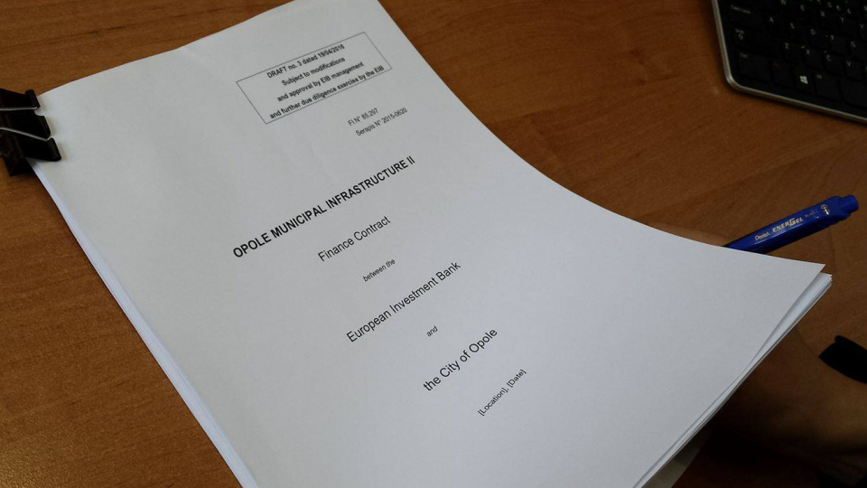 Dokument został podpisany przed skarbnika opolskiego urzędu, Renatę Ćwirzeń - Szymańską [fot. Biuro Prasowe UMO]