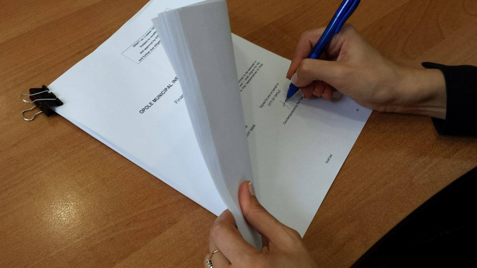 Dokument został podpisany przed skarbnika opolskiego urzędu, Renatę Ćwirzeń - Szymańską [fot. Biuro Prasowe UMO]