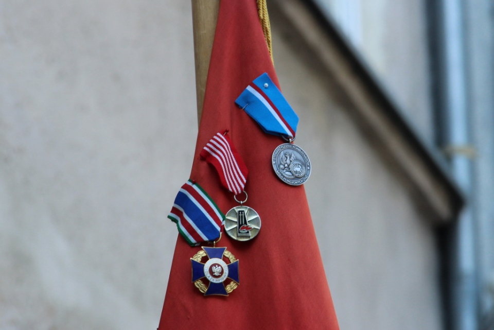Podczas uroczystości zakończenia roku szkolnego udekorowano sztandar medalem Za Zasługi dla Stowarzyszenia Kombatantów Misji Pokojowych Organizacji Narodów Zjednoczonych [fot. Daria Placek]