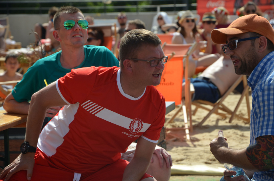 Zwycięski mecz z Szwajcarami gorąco dopingowali kibice w Strefie Plaża obok DomExpo [fot. Piotr Wrona]