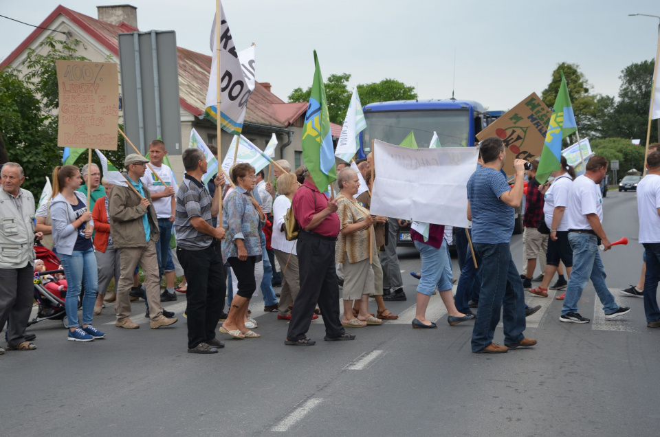 Około 50 osób brało udział w popołudniowym blokowaniu drogi wojewódzkiej 454 [fot. Piotr Wrona]