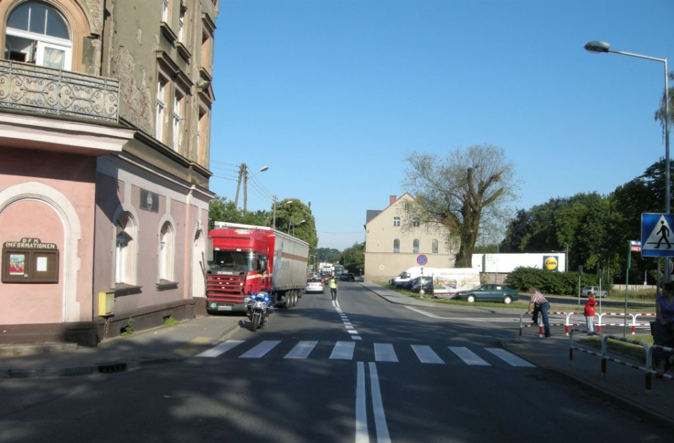 Tir uderzył w budynek w Oleśnie [fot. KPP Olesno]