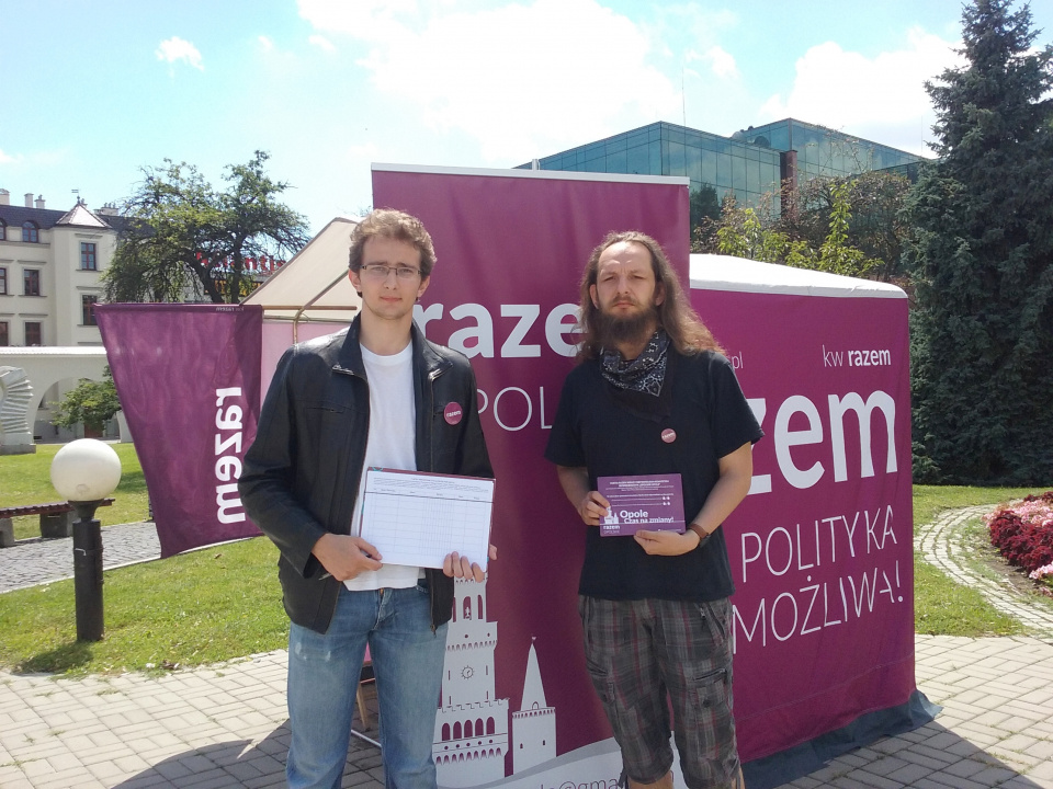 Zbierają podpisy za referendum w Opolu [fot. Monika Pawłowska]