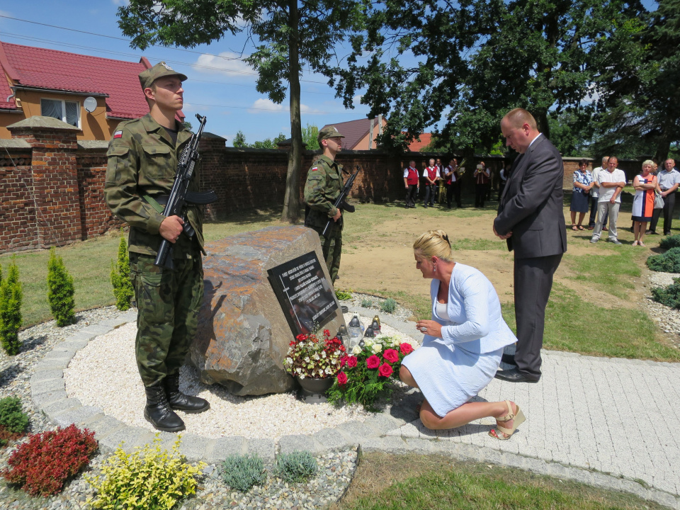 Katarzyna Czochara składa kwiaty przed obeliskiem upamiętniającym zamordowanych w Puźnika. Wartę honorową wystawił Związek Strzelecki „Strzelec” z Prudnika [zdj. Jan Poniatyszyn]