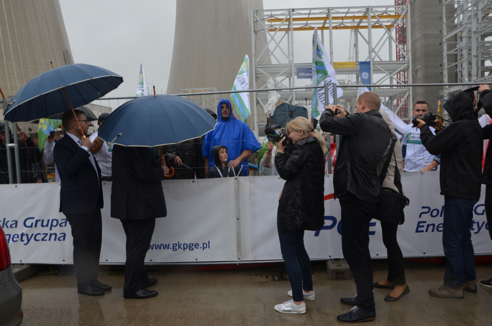 Mieszkańcy gminy Dobrzeń Wielki protestujący na terenie Elektrowni Opole [fot. Piotr Wrona]