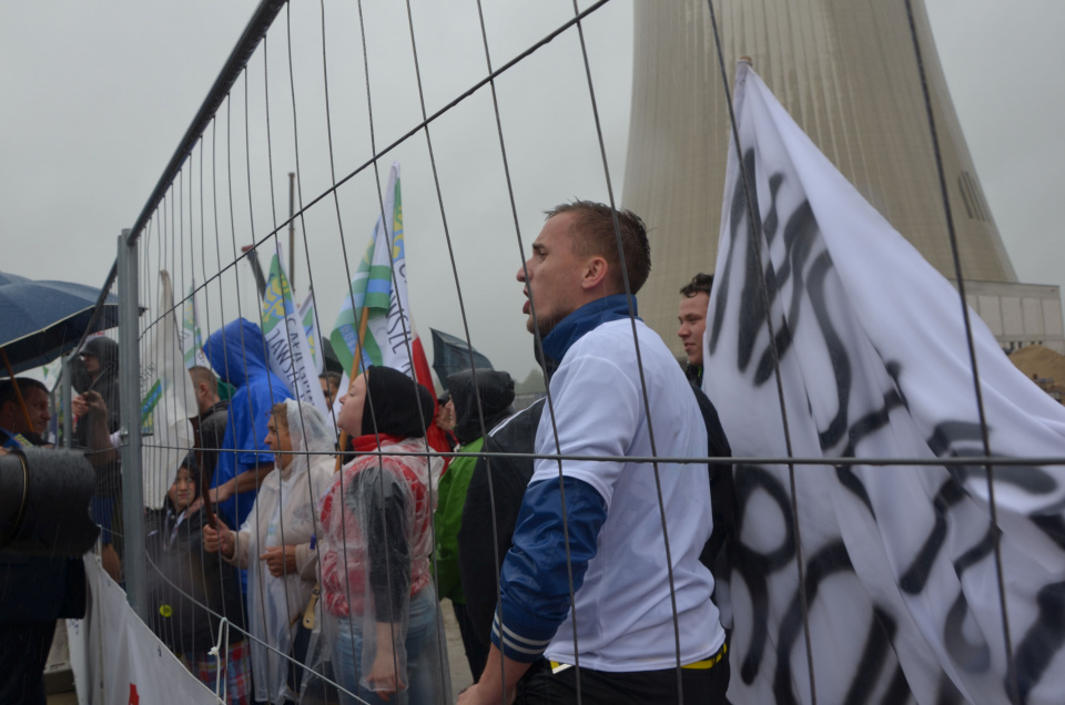 Mieszkańcy gminy Dobrzeń Wielki protestujący na terenie Elektrowni Opole [fot. Piotr Wrona]