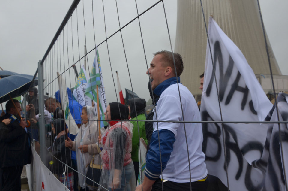 Mieszkańcy gminy Dobrzeń Wielki protestujący na terenie Elektrowni Opole [fot. Piotr Wrona]