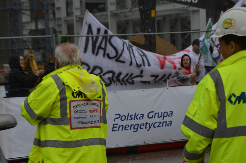 Mieszkańcy gminy Dobrzeń Wielki protestujący na terenie Elektrowni Opole [fot. Piotr Wrona]
