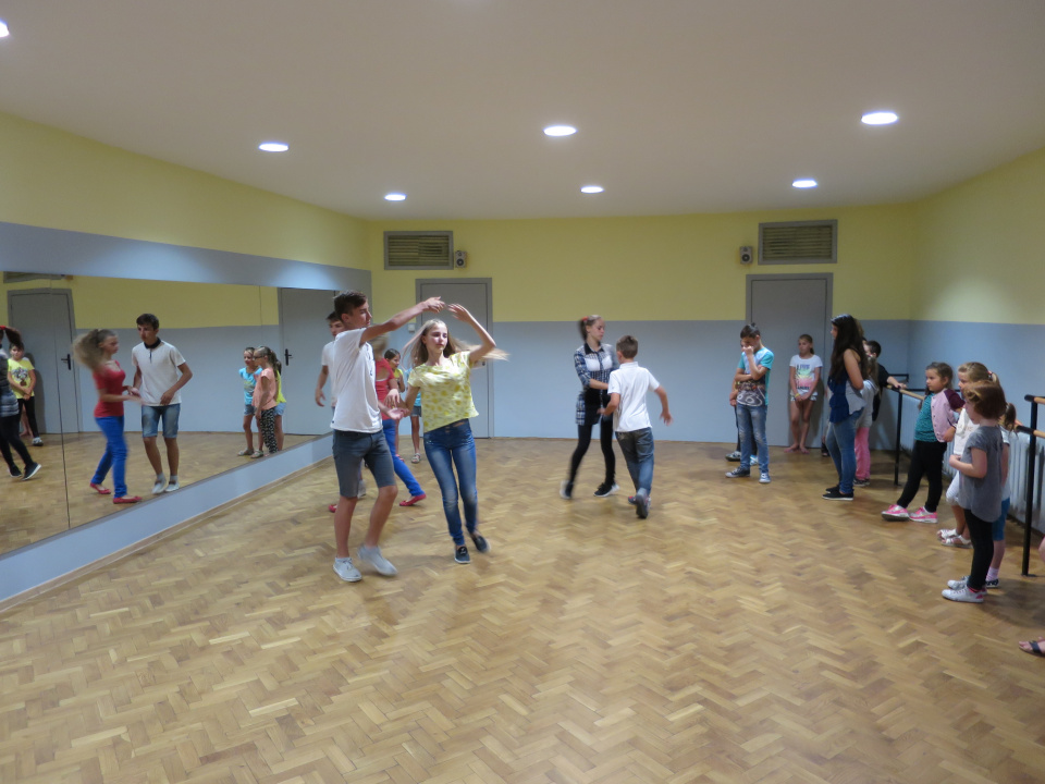 Zajęcia taneczne naszych młodych rodaków z Ukrainy w głogóweckim domu kultury [zdj. Jan Poniatyszyn]