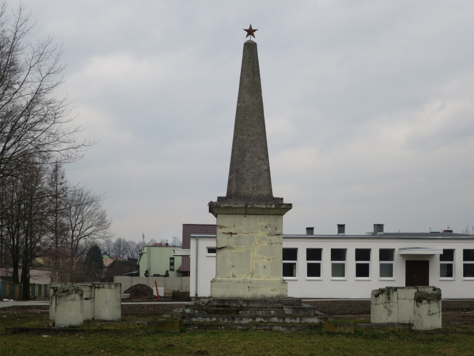 Ruina pomnika ku czci sowieckich sołdatów w Głubczycach [zdj. Jan Poniatyszyn]