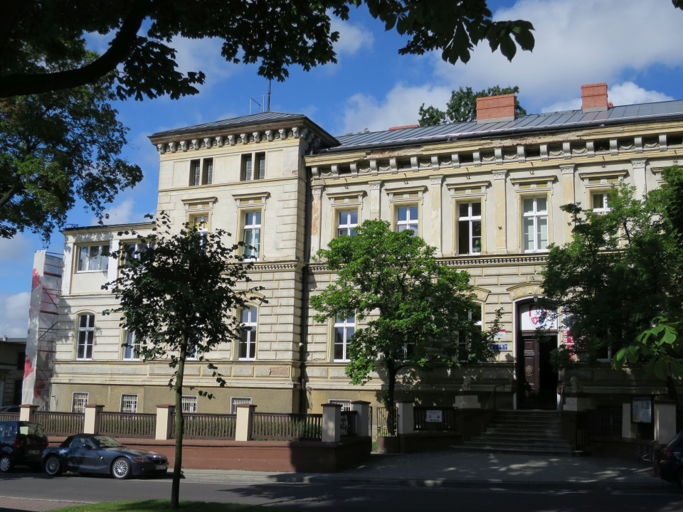 Zabytkowy budynek Urzędu Miejskiego w Głubczycach [zdj. Jan Poniatyszyn]
